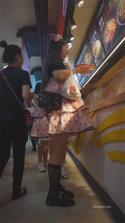 极致诱惑【步行街寻宝】绝美气质妹泡泡裙下，饱满翘臀与粉嫩前穴，忍不住想埋脸狂吸猛 配图7
