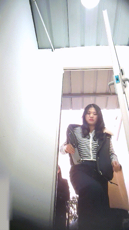 美女如云街边女公厕真实偷拍多位小姐姐方便还有换衣的，同步露脸 配图4