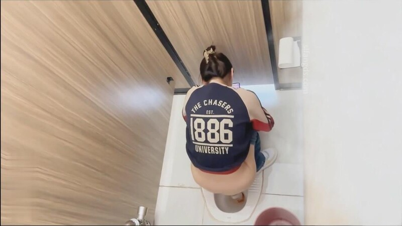 补课班女厕近距离偷拍美女老师刚来大姨妈的嫩鲍鱼 配图2
