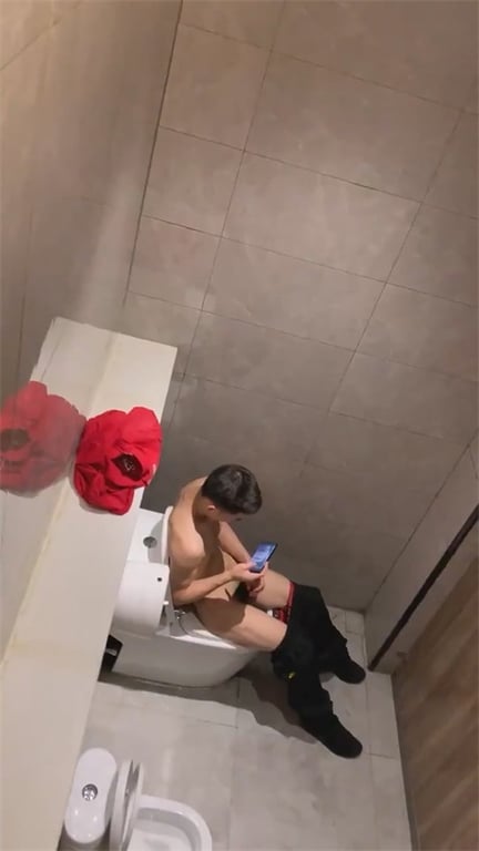 推荐厕所偷拍【大学男生放尿撸管】厕所看片撸管射了好多，竟然还有包茎翻不出来，G8 配图14