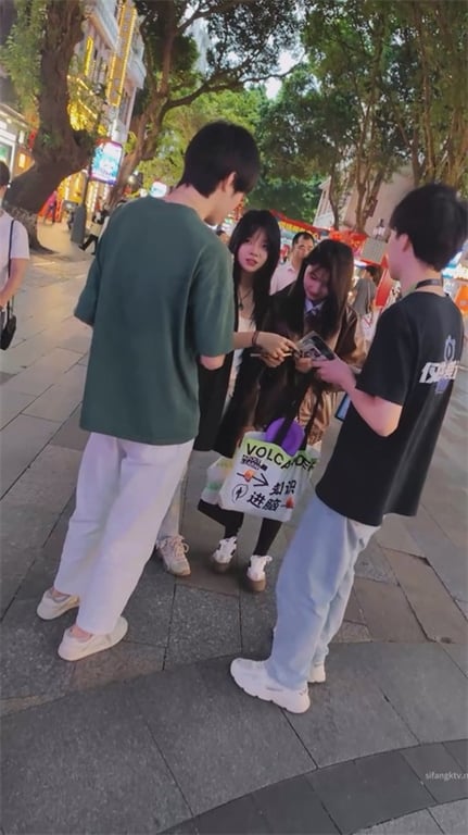 爆款推荐【街头极品抄底】清纯颜值嫩妹大长腿，粉色内裤诱惑拉满，玉足高清特写+薄薄 配图9