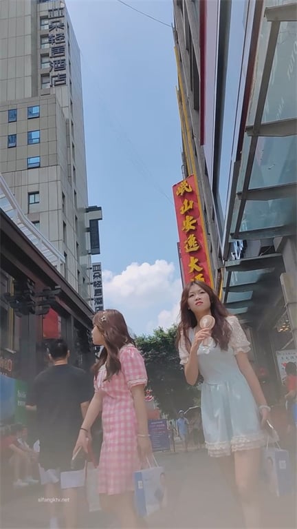 ❣️推荐❣️【商场抄底】大长腿包臀裙，萝莉小妹玉足特写，骚逼洋妞不穿内裤，这一趟不虚此行5V愃 - 老宋论坛-老宋论坛