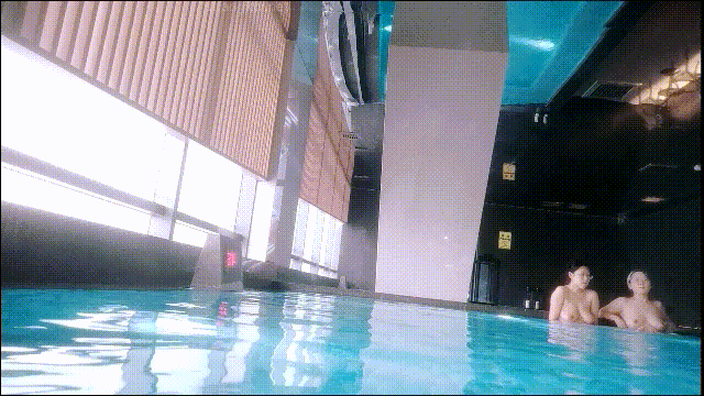 温泉酒店女大神真实偷拍女宾内部春色，镜头怼逼拍，白花花的大奶大屁股良家少妇 配图6