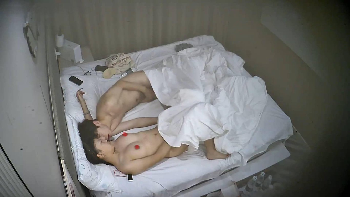 元旦酒店激情连拍！软萌情侣换红情趣睡衣黑丝诱惑男友疯狂啪啪 68V高清流出 配图8