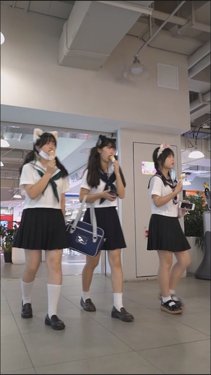 推荐【商场抄底】颜值JK嫩妹,清纯外表内心淫荡,不穿奶罩,尿尿不擦逼内裤一滩尿渍 配图2