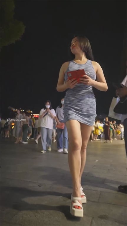 极致诱惑【街头抄底】清纯美少女下体发痒狂抠大腿根，少妇后妈裙下内裤紧夹骚逼欲火难 配图8