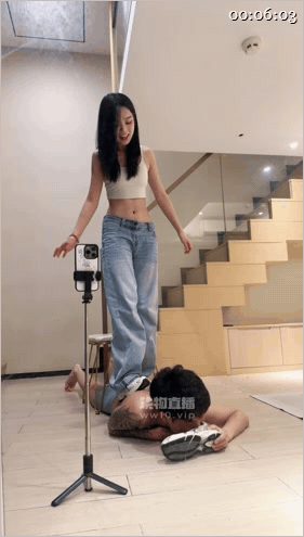 ㊙【SM调教】【等等s】被踩在脚底下的狗白棉袜碾压死贱狗又酸又臭的感觉真是让狗儿 配图2