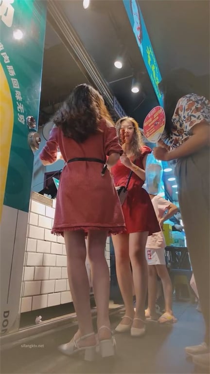 爆款推荐【商场偷窥】极品邻家小骚妹，淑女装下春光无限，透气内裤散发的诱人骚味，龟 配图14