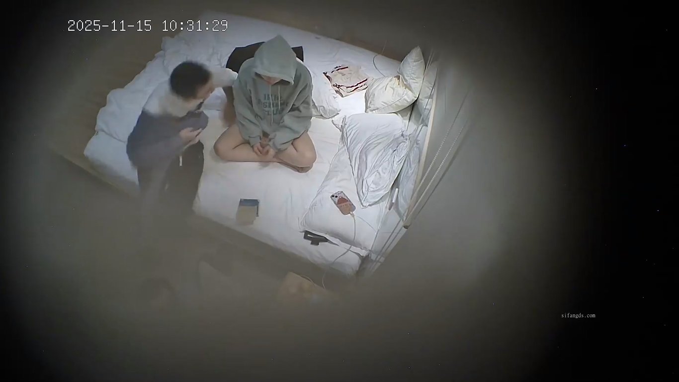 11-15最新流出！酒店偷拍高冷酷妹被猥琐男友扒光红内裤，按在床上疯狂打桩猛操，事后细心擦逼特写❤️ - 老宋论坛-老宋论坛