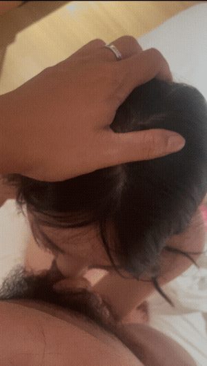 ⭐⭐【独家泄密】深圳极品甜妹 粉毛铐锁嫩腕 床上自摸揉胸浪叫 深喉吞精含到底 配图5