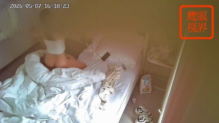 鹰眼视界5-7：娇小性感美女主动挑逗纹身猛男，自脱内裤跨坐扶屌猛插，被各种狂操爆 配图2