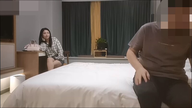 农村光棍激情约炮！长发短裙神似小宋佳的极品美女舌吻湿吻疯狂调情 换上骚情趣装后入 配图5