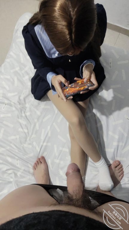 【原创最新视频】妹妹欲拒还迎的样子真让我痴迷，喜欢抓着白袜脚内射 - 老宋论坛-老宋论坛