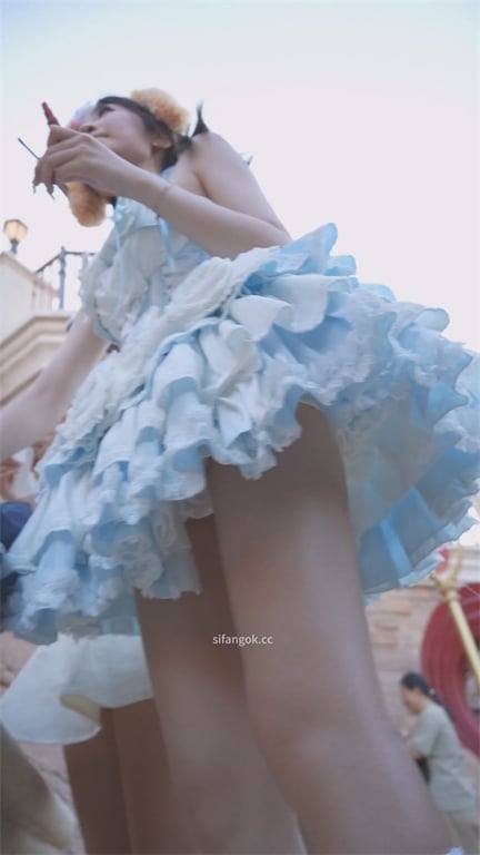 极致诱惑【游乐园偷窥】高颜值大长腿嫩妹，泡泡裙下透明白内骚到爆，大腿根黑森林若隐 配图7