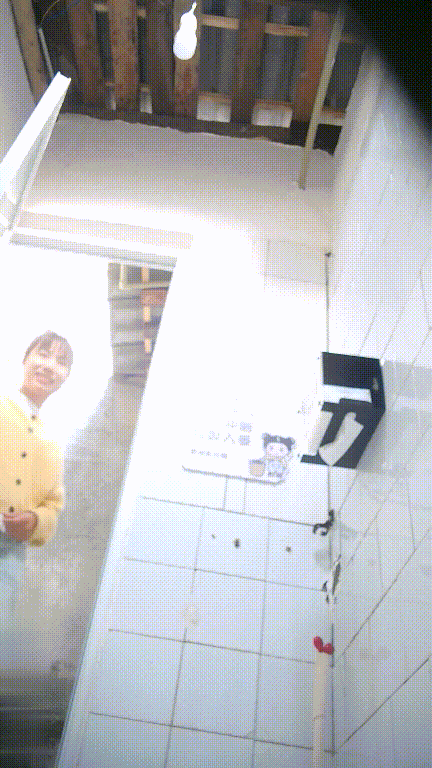市场外公共女厕真实偷拍多位少女少妇方便，近景特写，同步露脸 配图9
