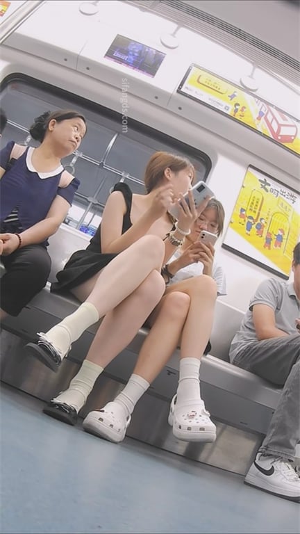 爆款推荐【地铁极致偷窥】少妇奶水狂漏白腿晃眼，短裙白内骚气四溢，玉足高清特写欲罢 配图4