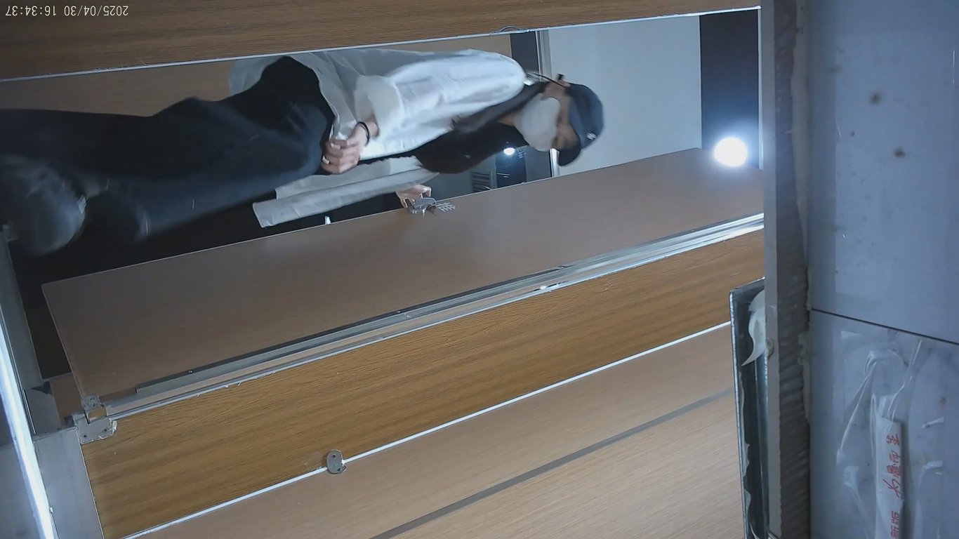 高校女厕偷窥流出！7月最新学妹尿尿高清实录 颜值爆表极品妹子无水印诱惑版 配图9
