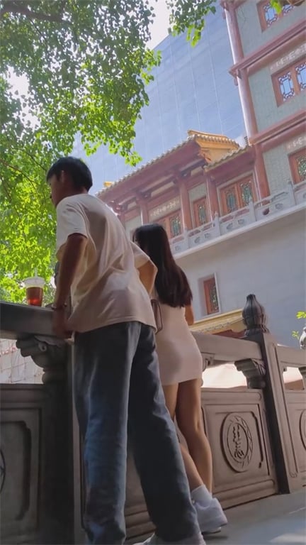 推荐【商场抄底】包臀裙脏内裤，味足，都是颜值靓女，龟男牵着逛街，狼友们欣赏骚逼内 配图13