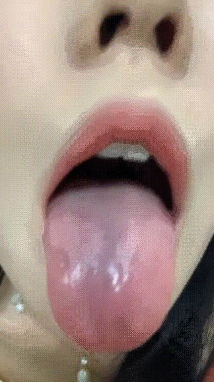 高颜值反差母狗第一视角，感受口交撸管的快感，翻白眼阿黑颜，一副欠肏的模样！ 配图3
