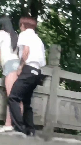 猎奇就这种屌毛都有逼操，齐逼小短裤好方便随时随地的插入猛操！ 配图2