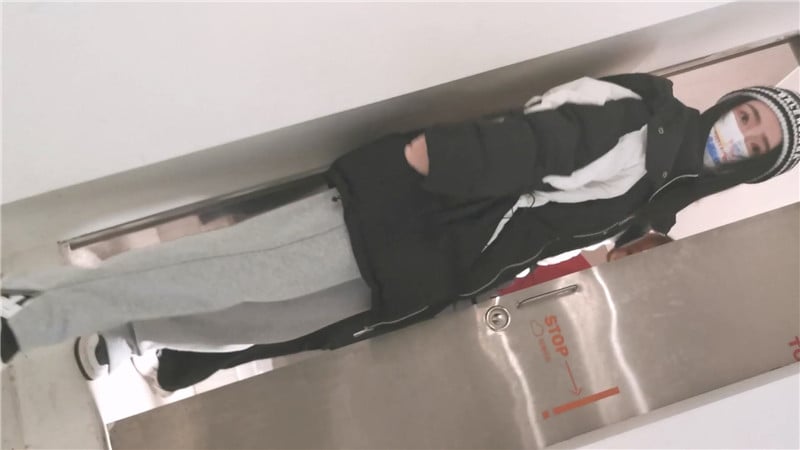 办公楼女厕全景偷拍几位美女同事人美BB也嫩 配图3
