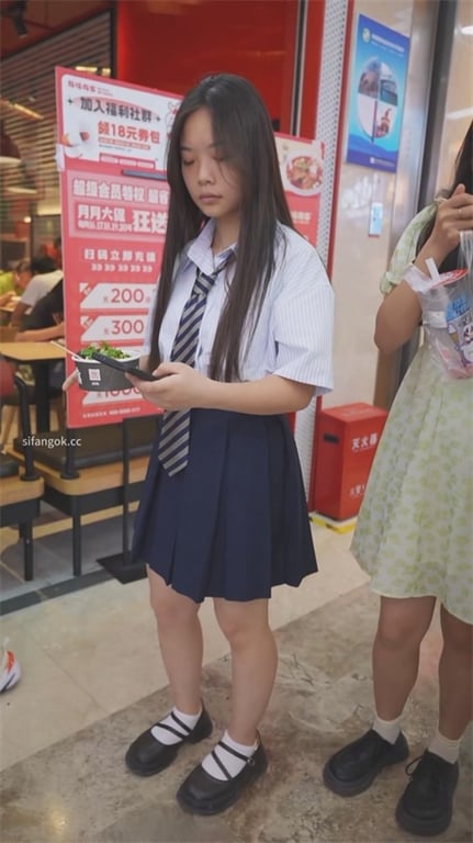 极致诱惑【步行街抄底】清纯学生妹小皮鞋骚丁字裤，粉嫩饱满蜜穴直冲脸，忍不住埋头猛 配图4