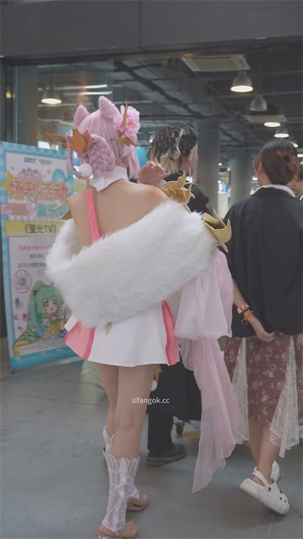 极品嫩妹展会偷拍！短裙白内若隐若现，臀上黑斑添诱惑，这么短的裙子不就是让人看个够 配图2
