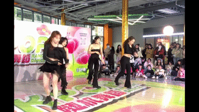 舞蹈生演出走光，随风飘拂的舞蹈，一不小心就漏奶头了 配图13