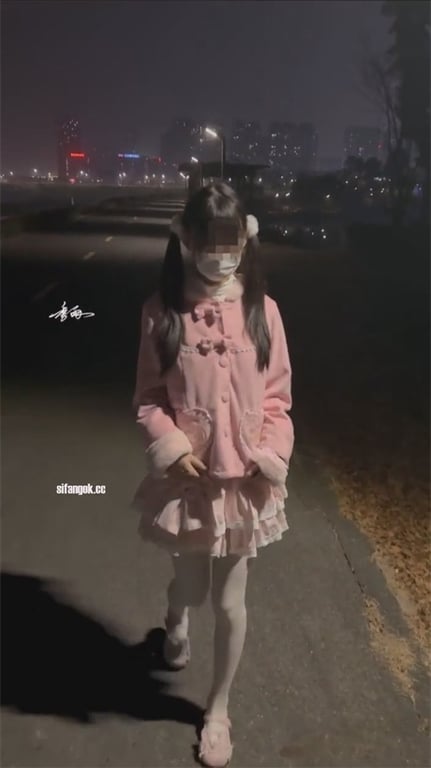 推荐抖音20岁颜值嫩妹【季雨】极品萝莉，粉奶无毛粉穴， 配图21