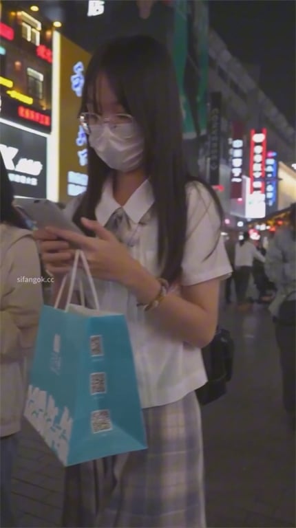 推荐【步行街抄底】萝莉装颜值靓女，白丝配搭，JK妹的白内裤更骚，好饱满的阴户1V 配图7