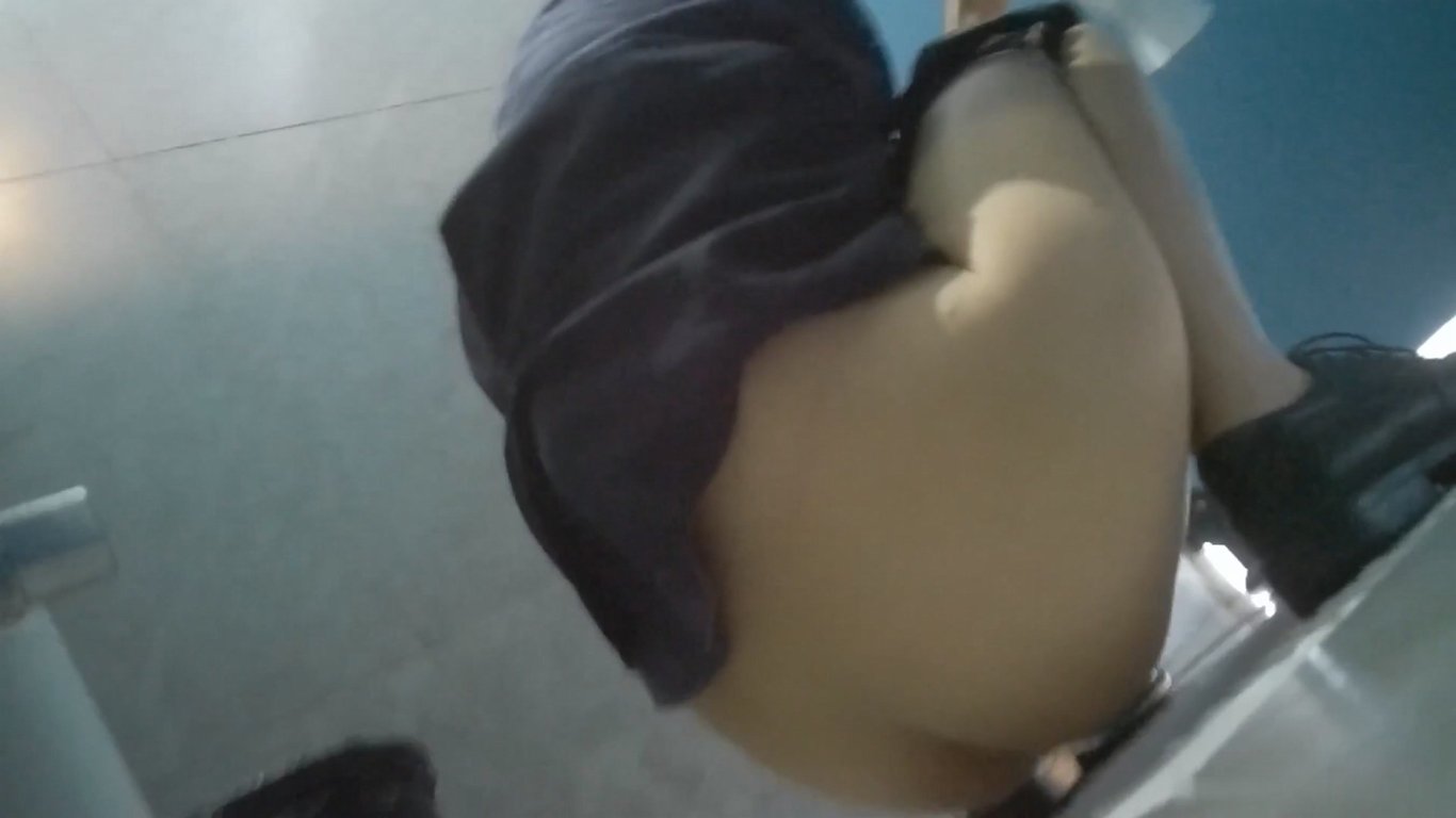 上班摸鱼女厕蹲守偷拍财务科女同事上厕所偷拍她尿尿高清无水印 配图5