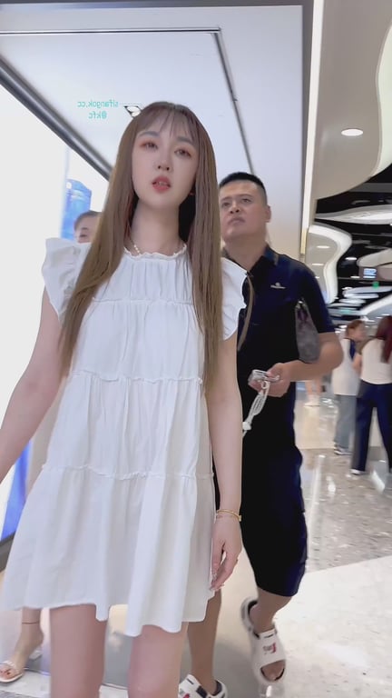 【KFC】⭐⭐⭐年度精品大神尾随偷拍颜值气质美女透明内透出白虎一线逼内内越走越湿 配图5