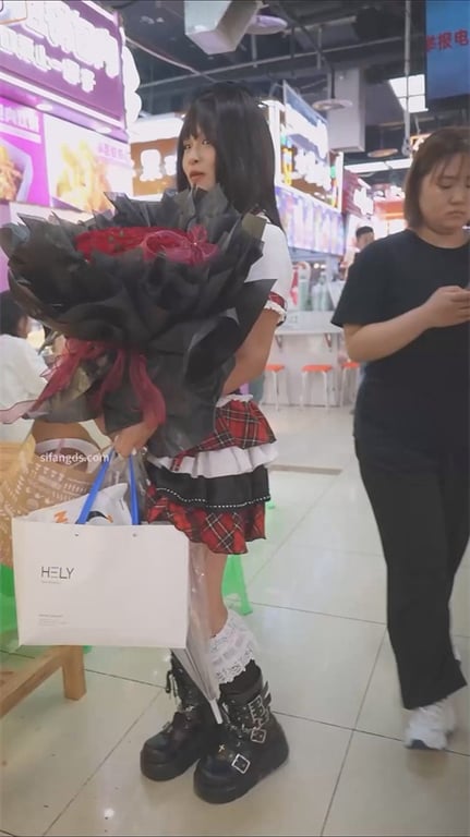 爆款推荐【步行街极品猎艳】金发洋妞骚丁字裤直勾勾勾引，龟奴狂喜骑洋马！大长腿黑内 配图11
