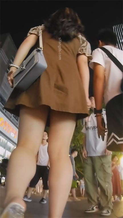 极致诱惑【街头极品抄底】修长玉腿美足特写，饱满粉嫩蜜穴，紧致翘臀后庭，龟男爽翻天 配图3