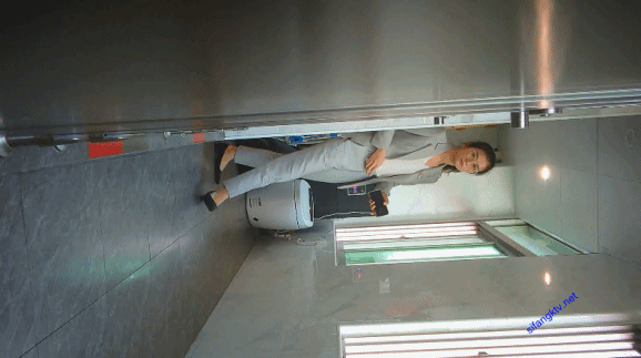 办公楼女厕全景偷拍多位高跟美女职员的肥美大鲍鱼 配图12
