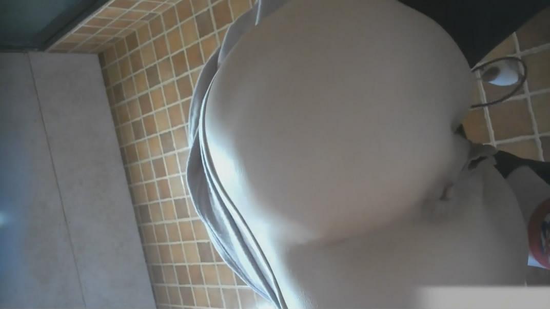 【独家重磅】美食城女厕偷拍流出！多位美女尿尿拉屎全记录，刮毛骚逼喷屎菊花一张一缩 配图11