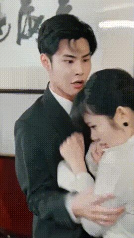 【AI魔改短剧】《温泉韵事》第1-2集 升职复仇真爽快 仇人在外狂敲门 我在办公 配图4