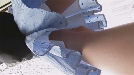 爆推【公交站偷窥】极品清纯美女玉足高清特写，浓密逼毛硬扎内裤，紧致包臀裙撩人欲火 配图4