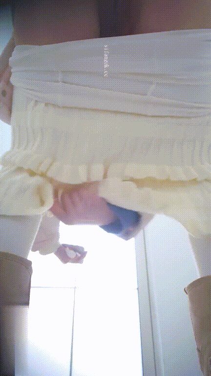 美女如云街边女公厕真实偷拍超多小姐姐方便，特写后位双洞同步露脸，还有二次元嫩妹换 配图2