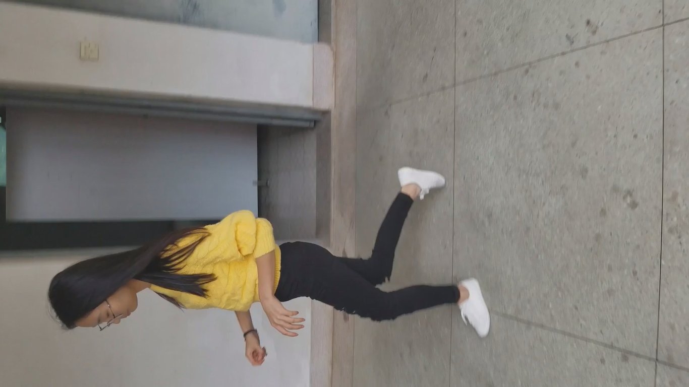 研究所新来的清纯女大学生被果断尾随！女厕偷窥尿尿高清原版，茂密毛毛一览无余无水印 配图5