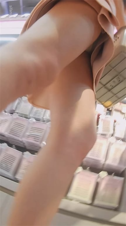 爆推【商场抄底】绝色嫩妹爆好身材大长腿，粉嫩饱满蜜穴，老哥爽到飞起！一路跟踪粉裙 配图12