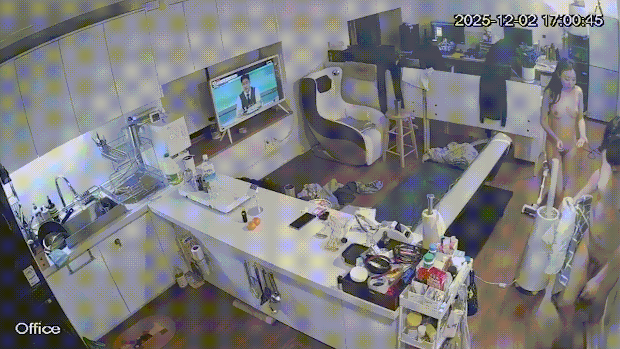 黑客入侵办公室摄像头偷窥高颜值白领情侣下班后看电视激情缠绵忍不住办公室做爱 配图5