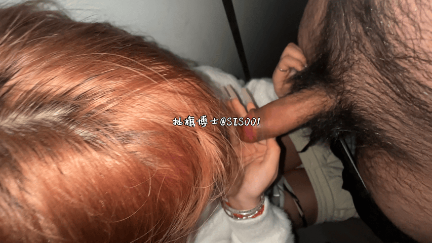 『情侣手机泄漏』舌钉辣妹私密视频曝光：舔舌挑逗眼神超欲，后入摸奶画面太刺激！ 配图12