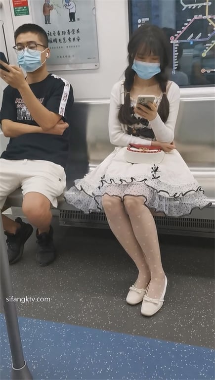 【地铁抄底】双马尾嫩妹泡泡裙，白丝白内若隐若现，小皮鞋玉足特写，双腿紧夹疑似处， 配图10