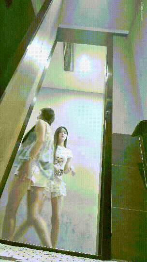 美女如云KTV女厕真实偷拍小姐姐方便，高颜值长腿女神尿完也不擦一擦抖一下提上裙子 配图2