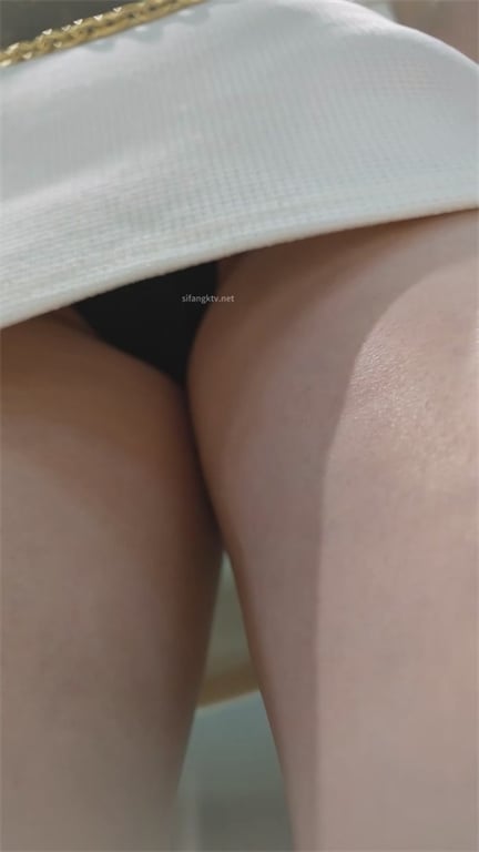 推荐【商场抄底】包臀裙脏内裤，味足，都是颜值靓女，龟男牵着逛街，狼友们欣赏骚逼内 配图3