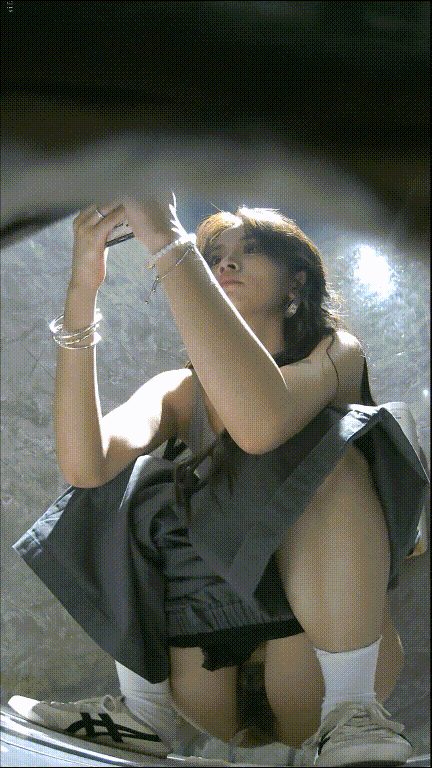 美女如云女厕正面脸穴同框偷拍数位漂亮小姐姐方便，亮点是妹子尿尿男友疯狂操嘴然后后 配图2