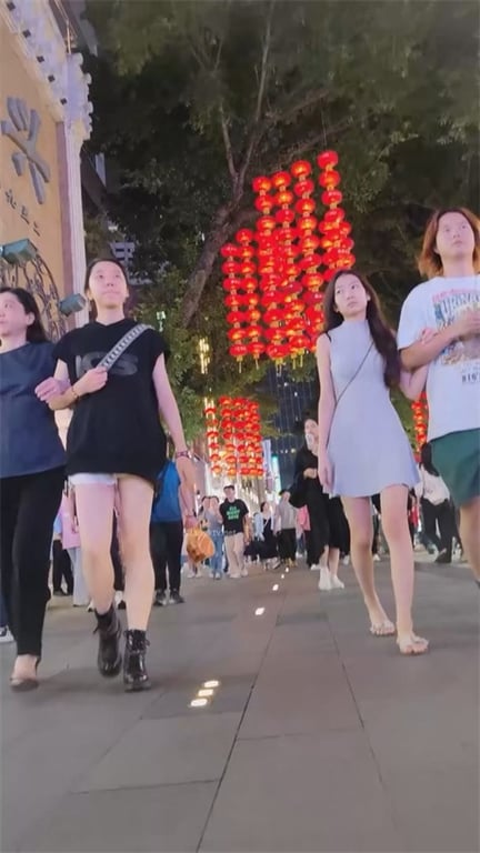 极致诱惑【街头抄底】青春美少女包臀裙紧致翘臀，龟奴重磅福利，强行偷拍玉足白内裤骚 配图4