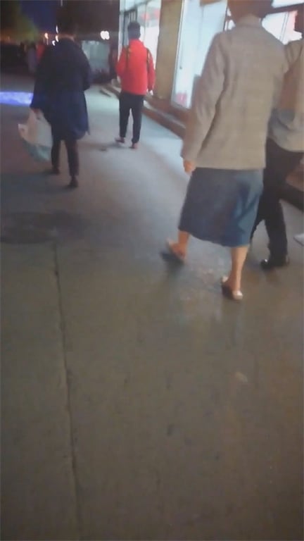 推荐【手持抄底无内裤少妇】技术牛逼,骚穴以为长裙子不会走光就挂空挡,当众开闪光灯 配图4