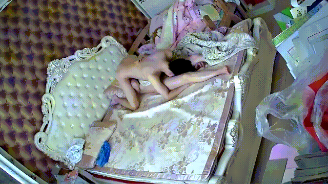 家庭摄像头破解真实偷拍，小夫妻脱光在床上翻云覆雨，体位玩遍了真是激情四射啊 配图4